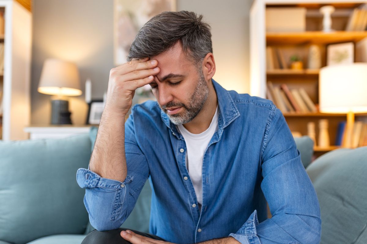 zdołowany mężczyzna na kanapie