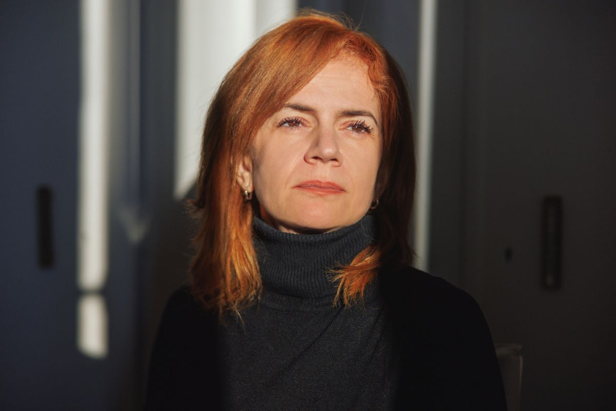 kobieta 40+ zamyślona i smutna