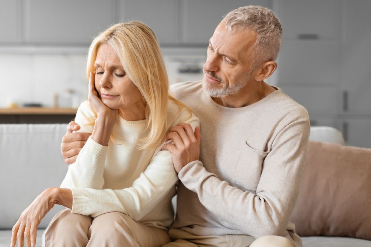 zmartwiona para seniorów