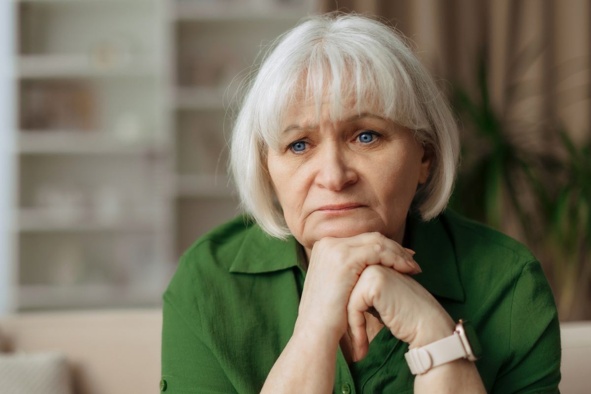 kobieta 60+ smutna