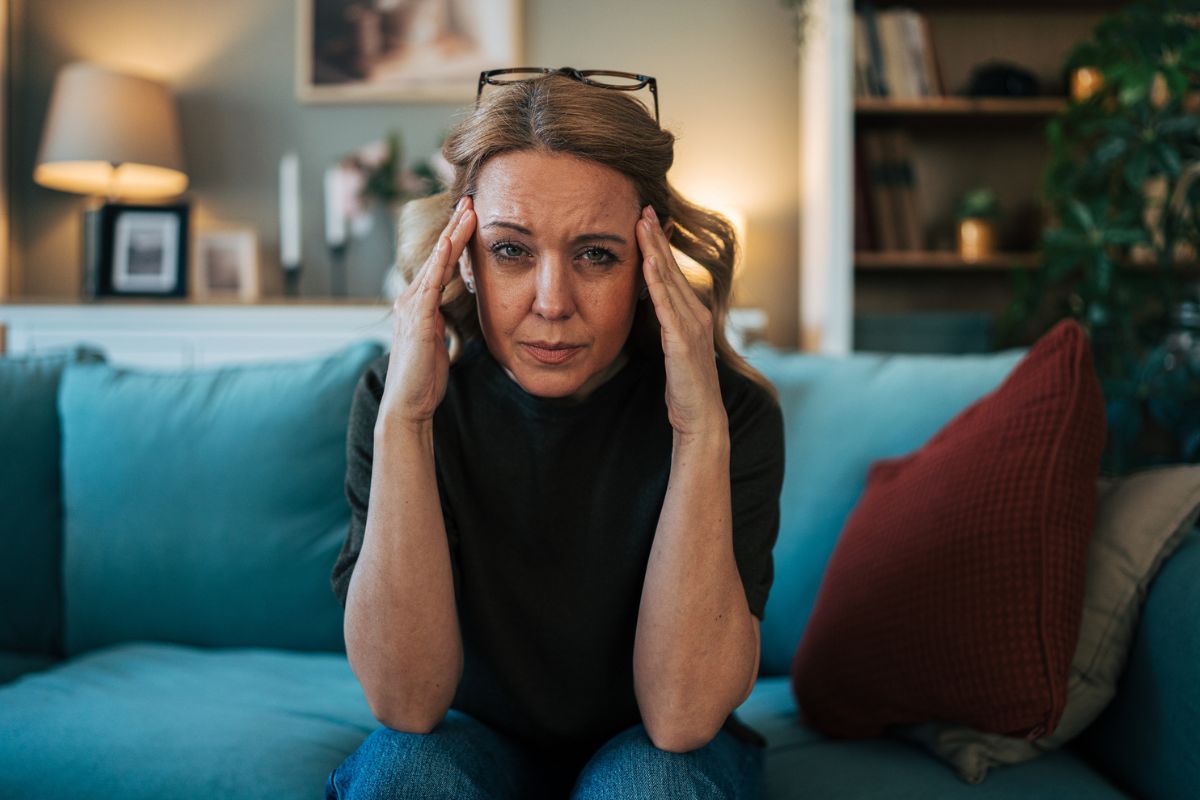 kobieta 40+ patrzy prosto w obiektyw aparatu