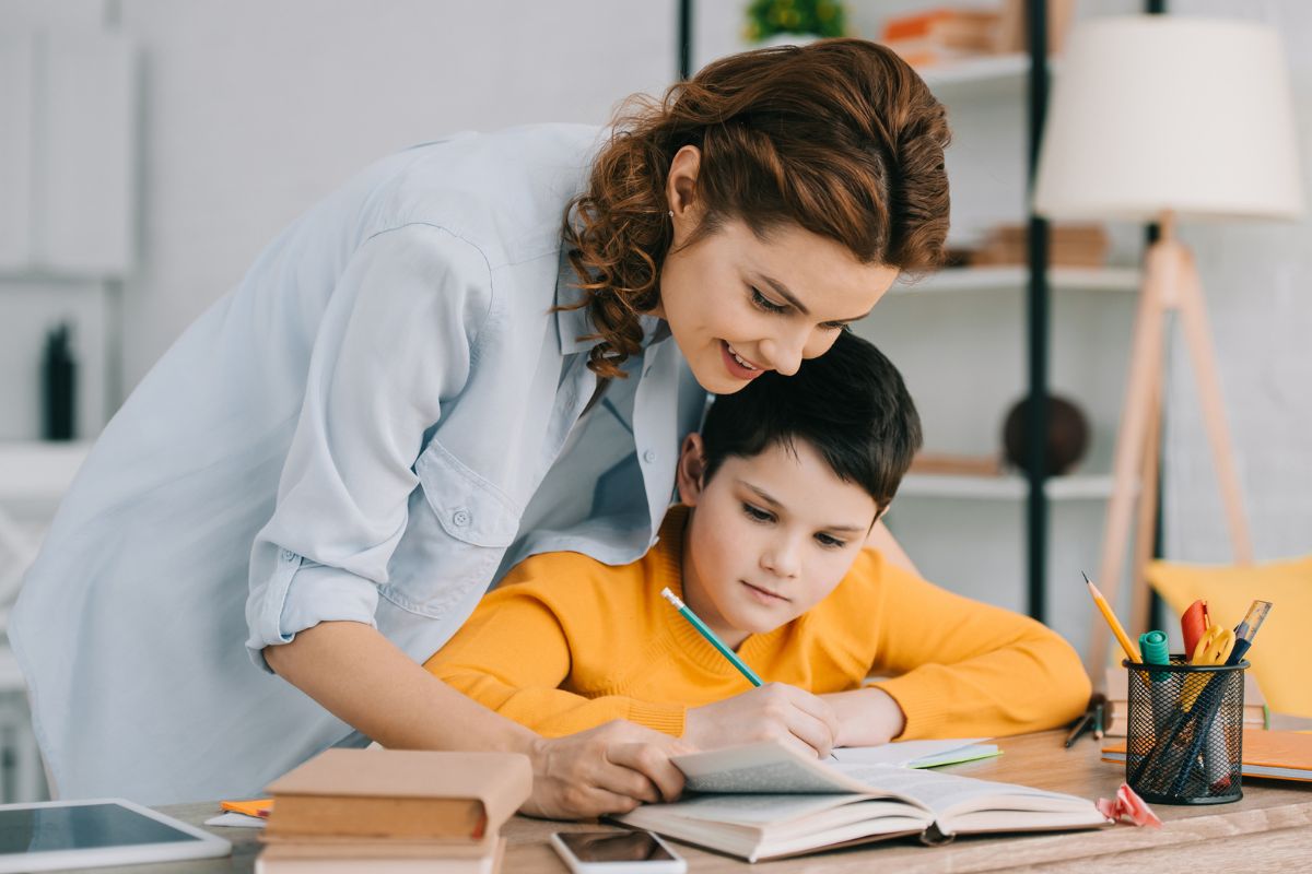 mama i syn odrabijący lekcje