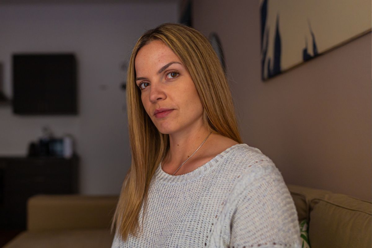 kobieta 20+ patrzy prosto w obiektyw aparatu