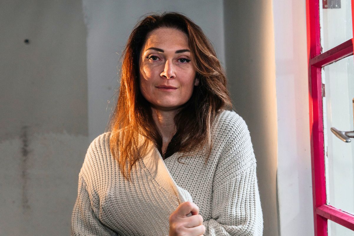 kobieta w zimnym pomieszczeniu