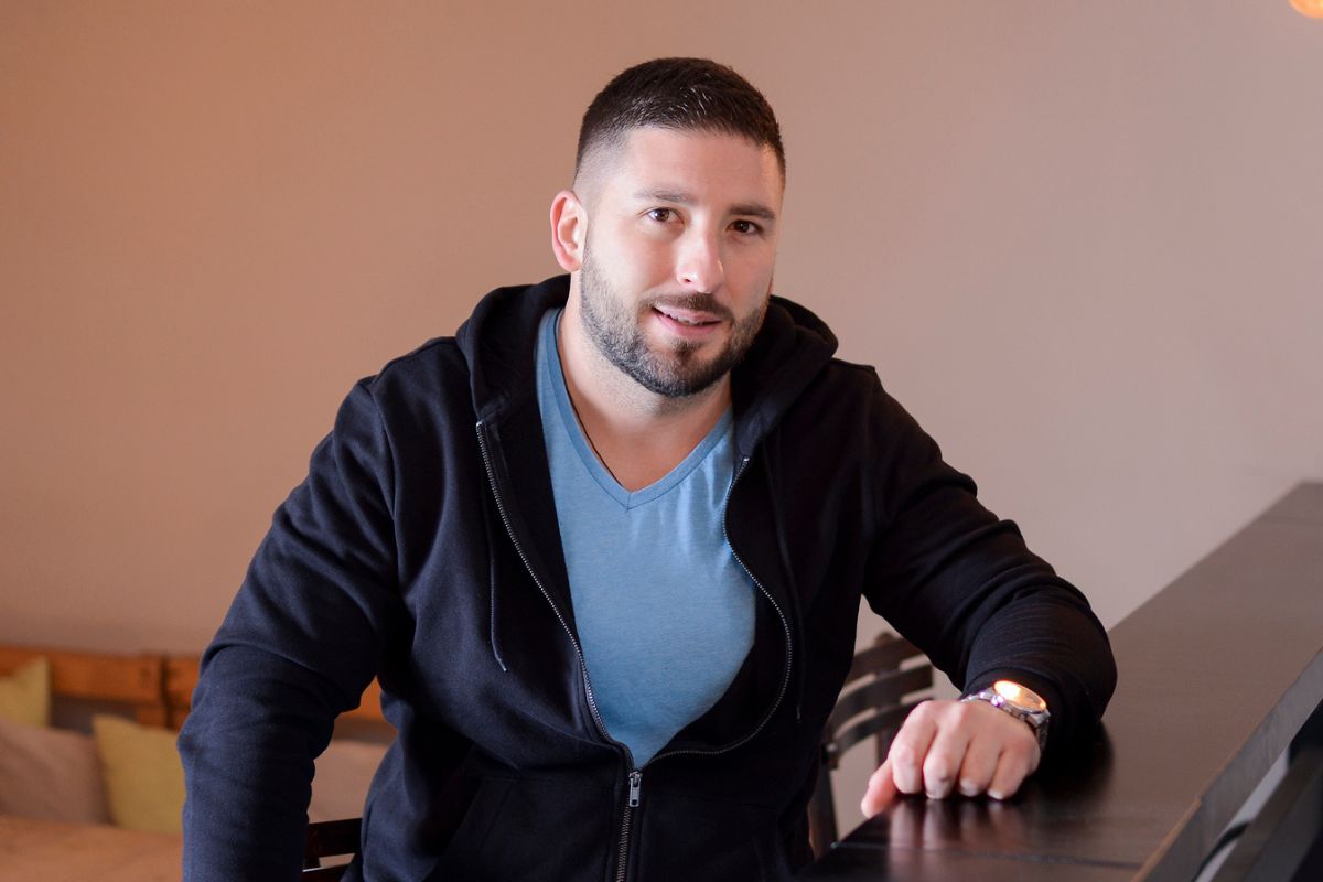 mężczyzna przy stole