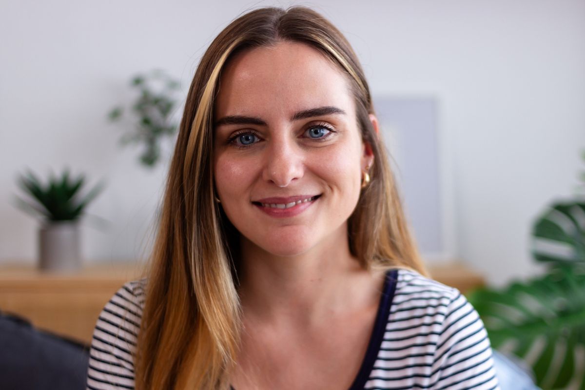 kobieta w długich włosach