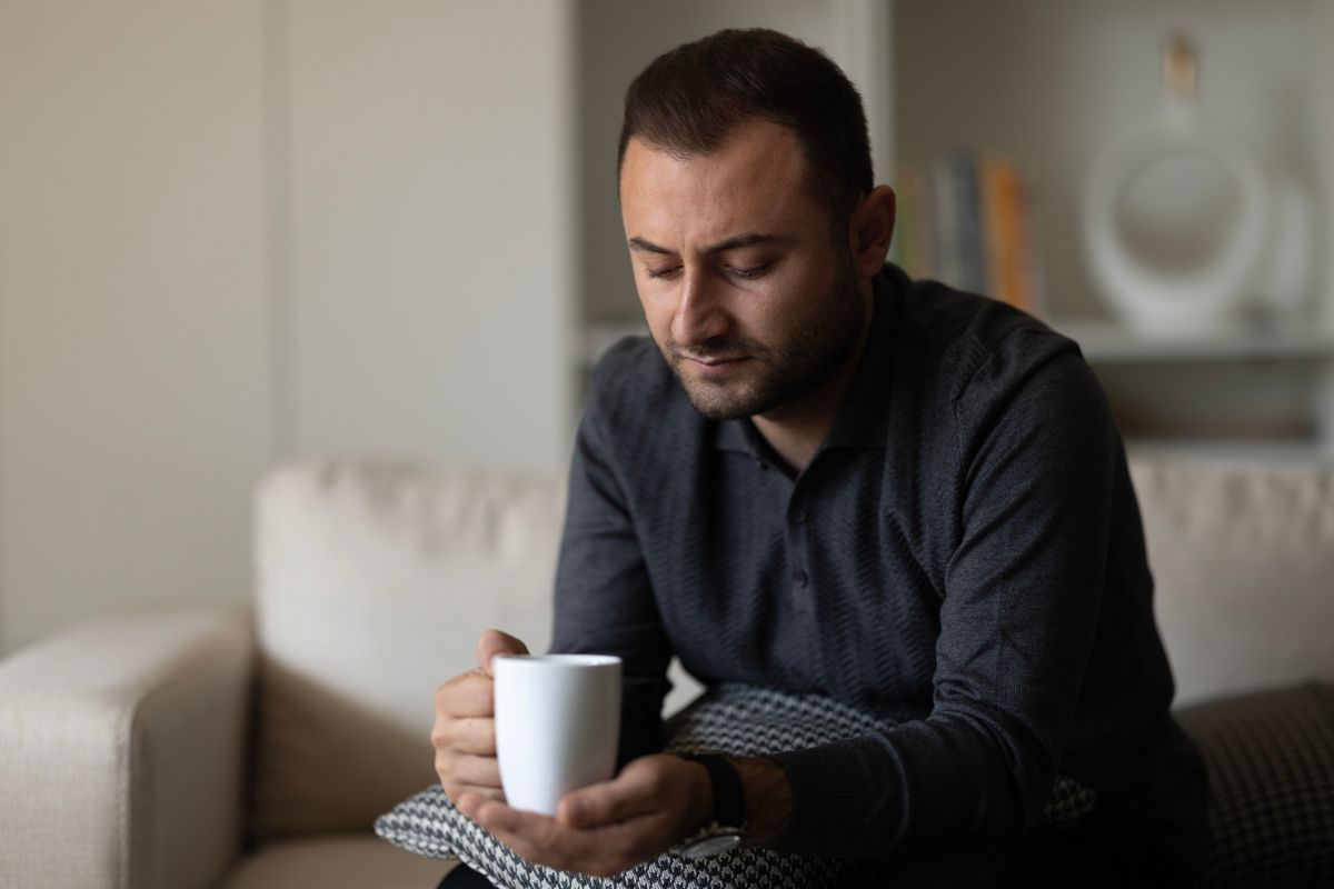 mężczyzna 30+ smutny