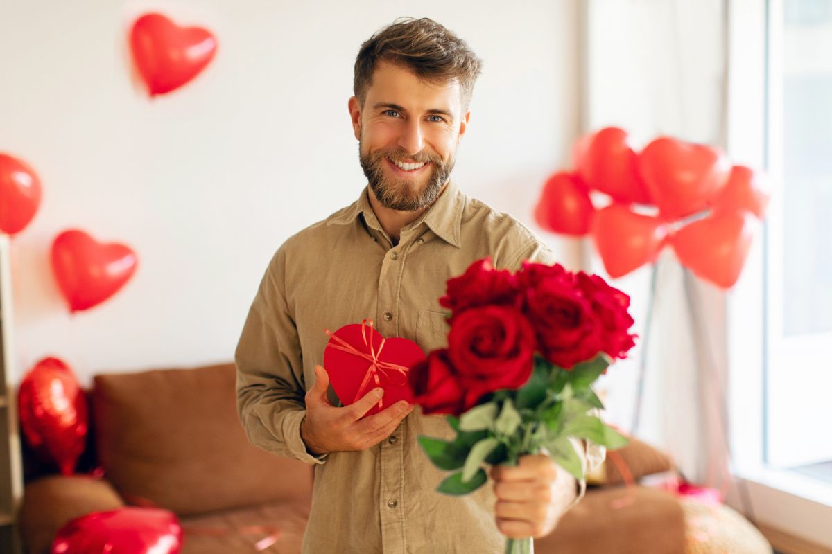 mężczyzna z kwiatami w walentynki