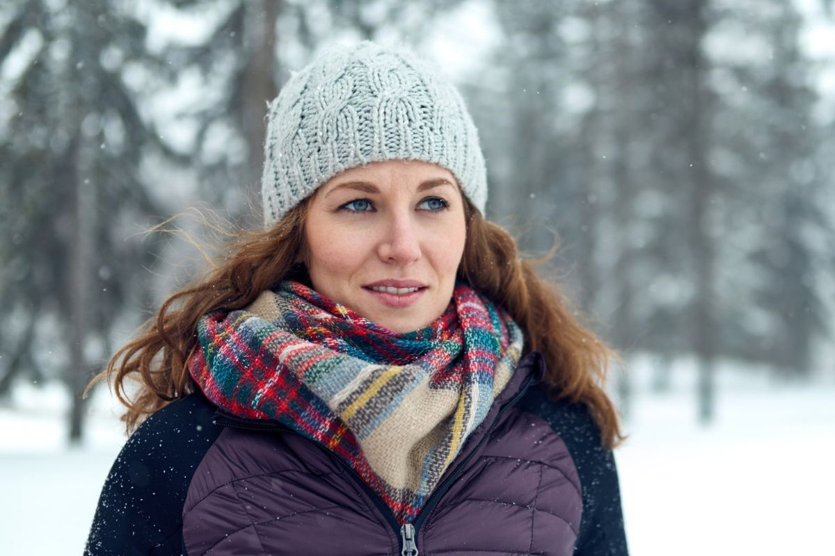 kobieta na zimowym spacerze