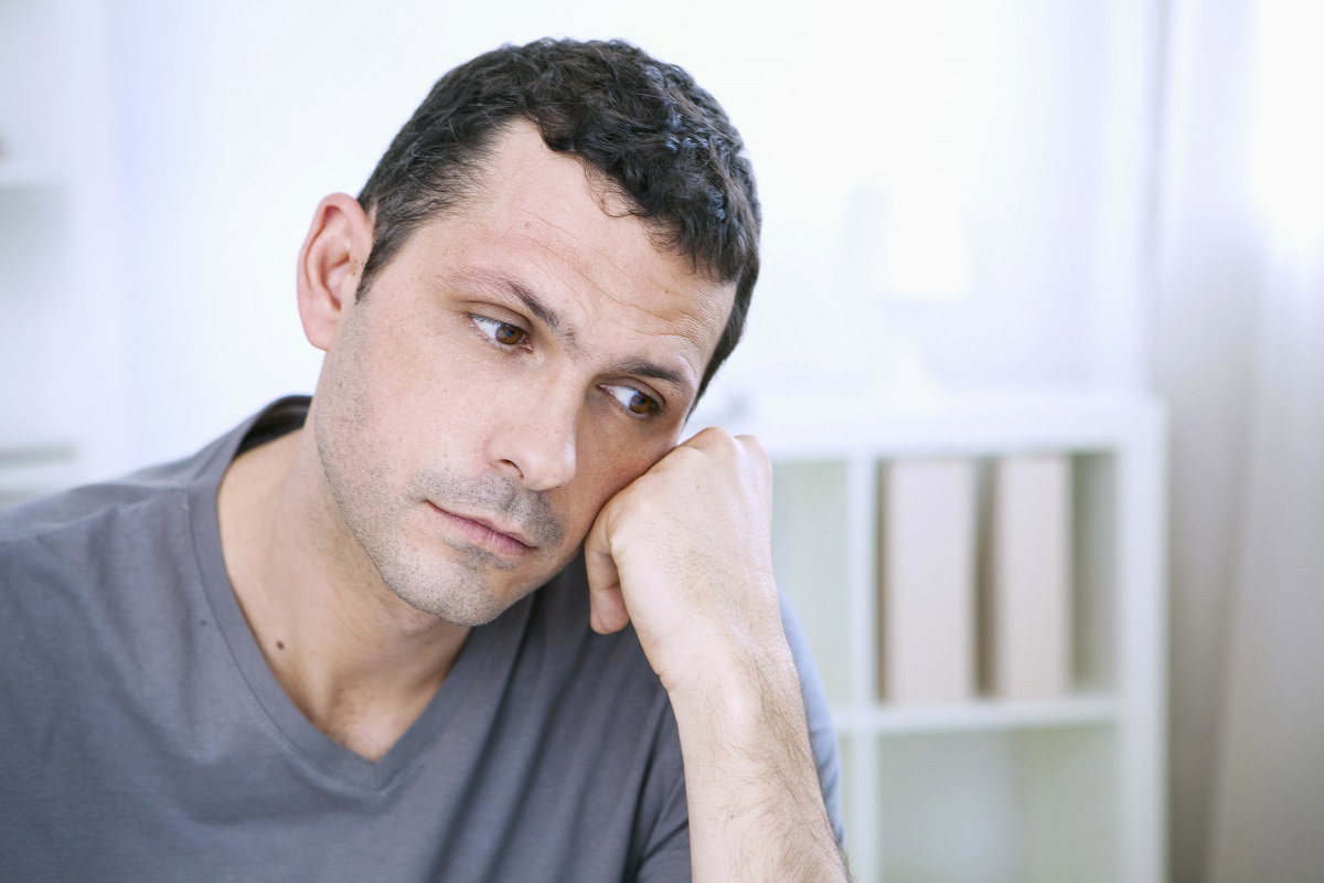 zamyślony mężczyzna