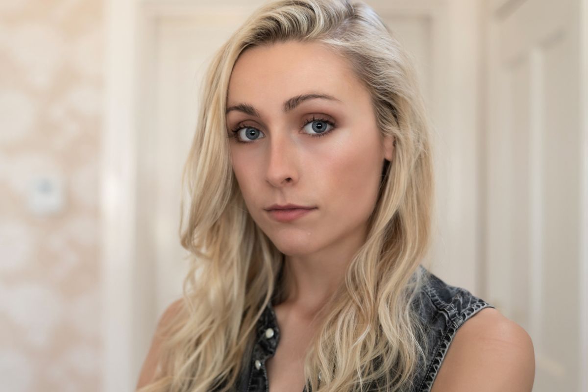 młoda dziewczyna w jasnych włosach