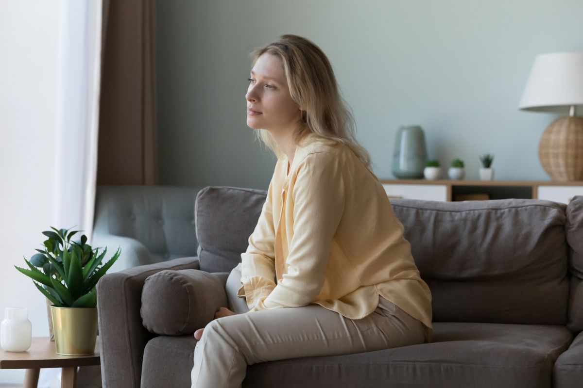 kobieta 30+ zamyślona i smutna