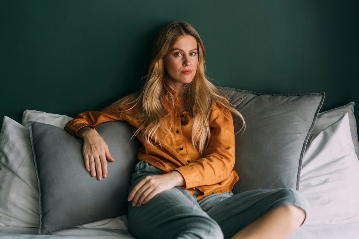 kobieta 30+ patrzy prosto w obiektyw aparatu