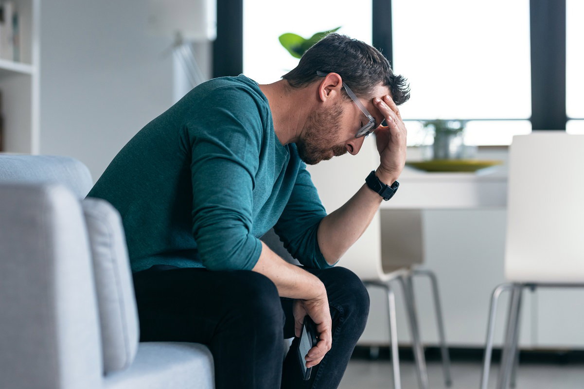 zasmucony mężczyzna