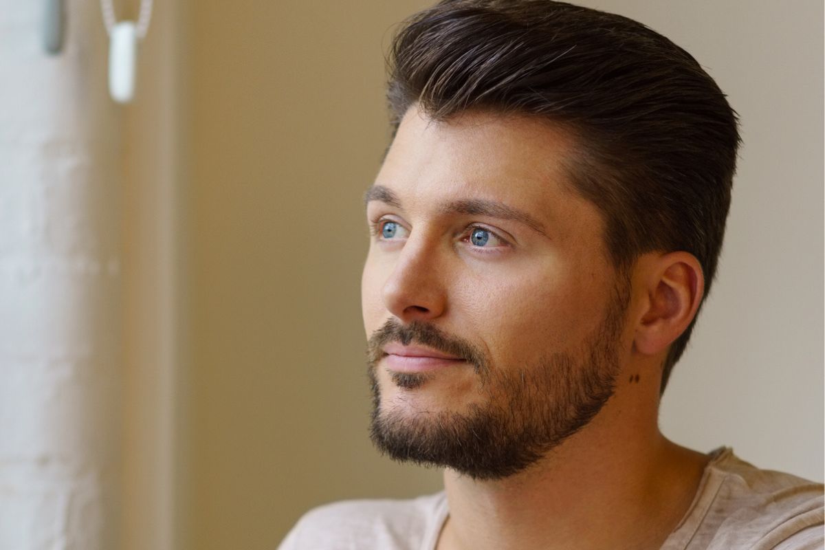 młody mężczyzna patrzący przed siebie