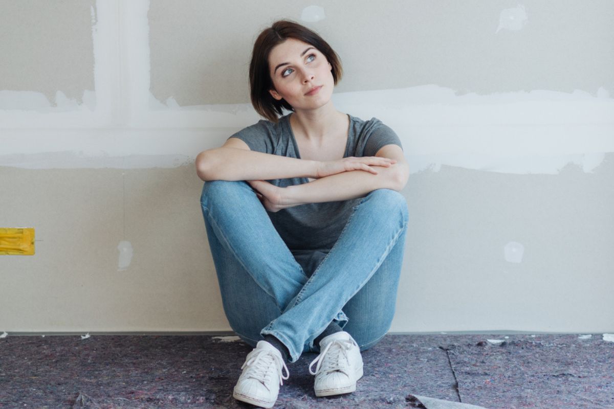 kobieta robiaca remont domu