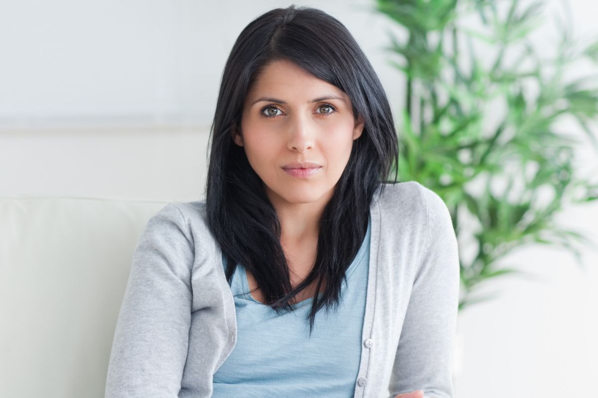 kobieta brunetka powazna