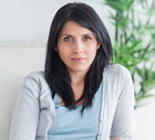 kobieta brunetka powazna