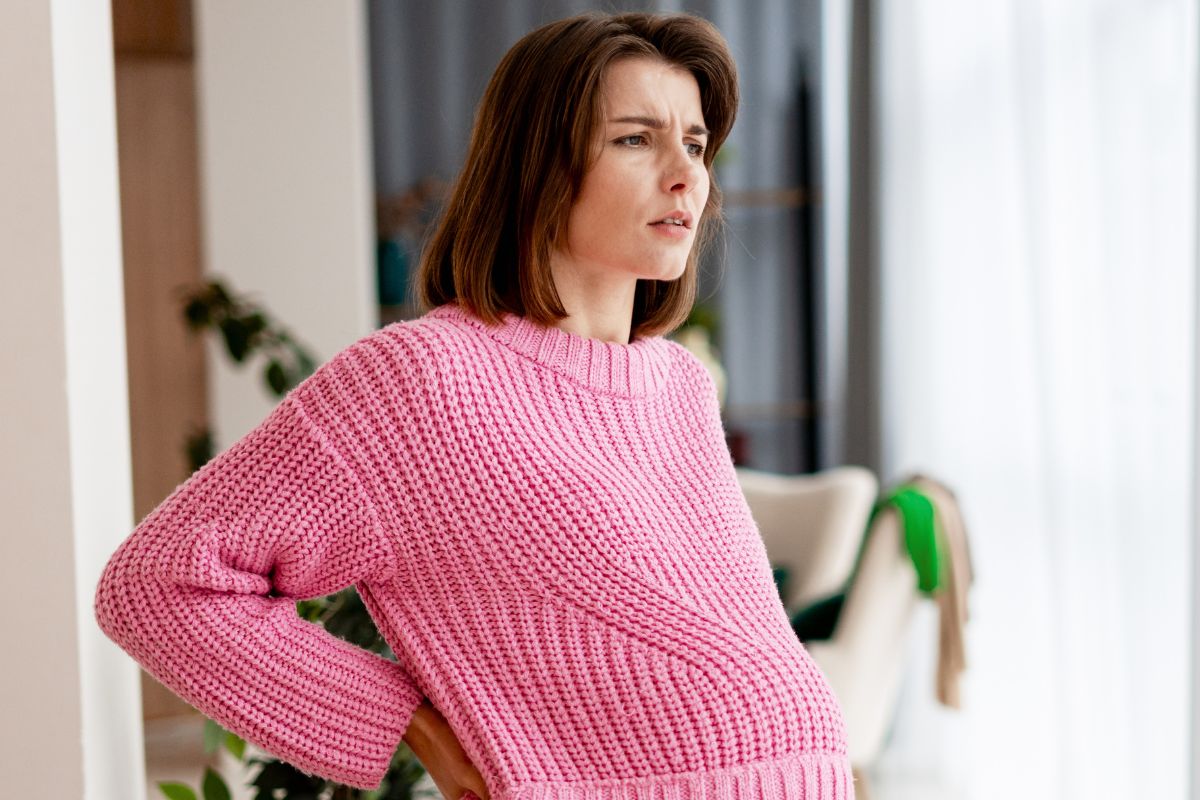 Zamyślona kobieta w ciąży