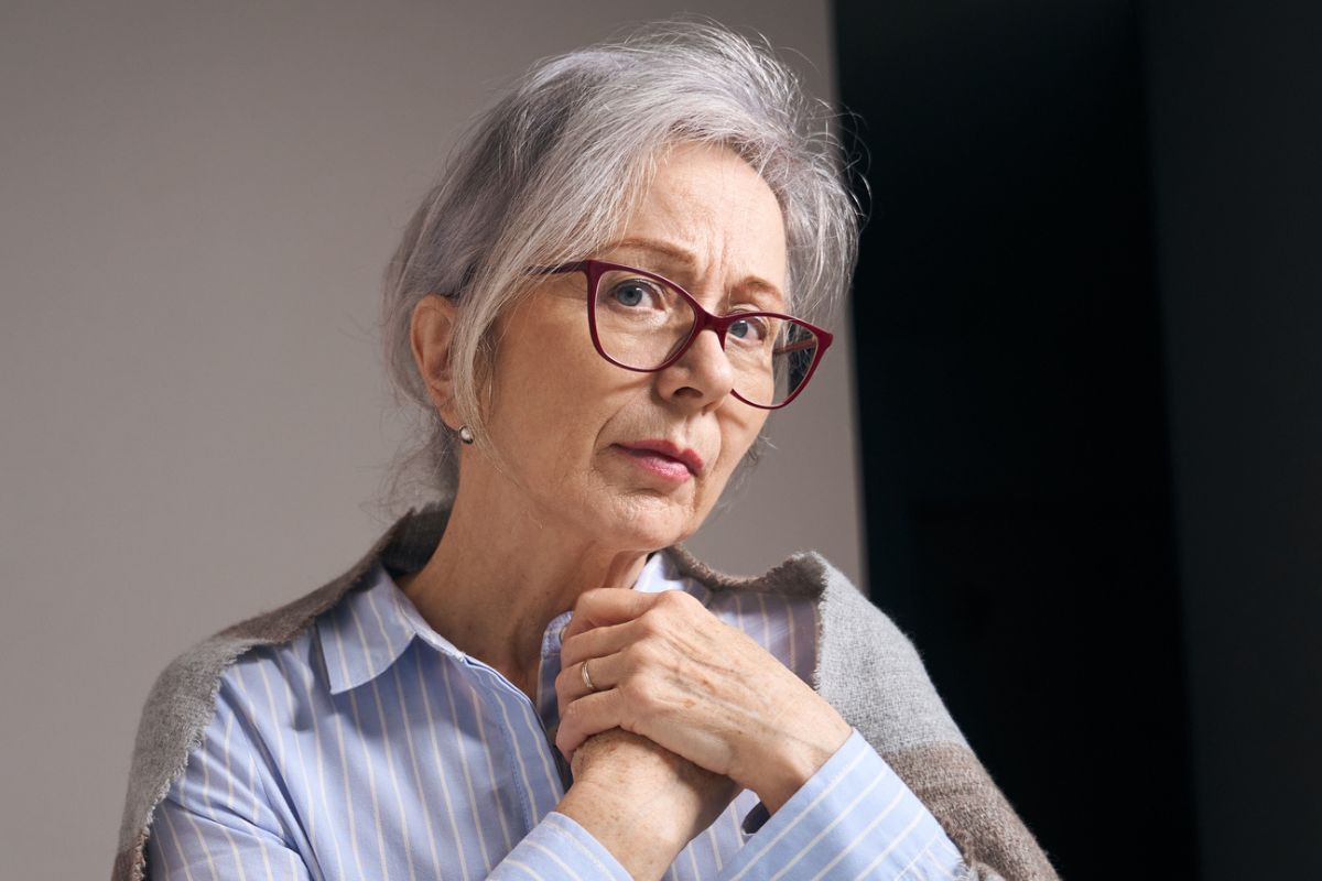 kobieta 50+ patrzy prosto w obiektyw aparatu