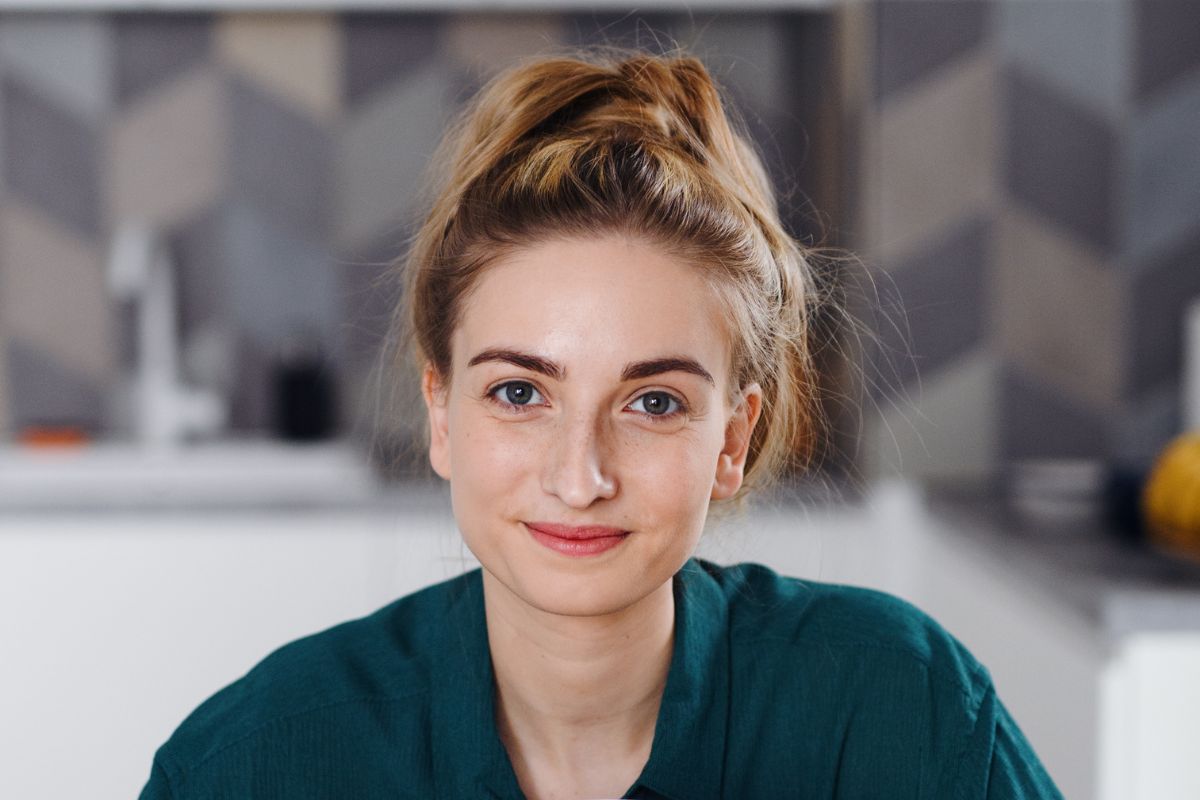 Uśmiechnięta kobieta w kuchni