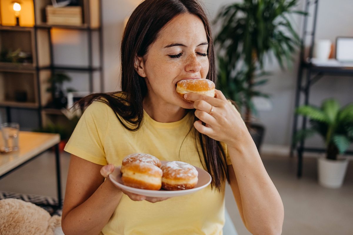 kobieta jedząca pączki
