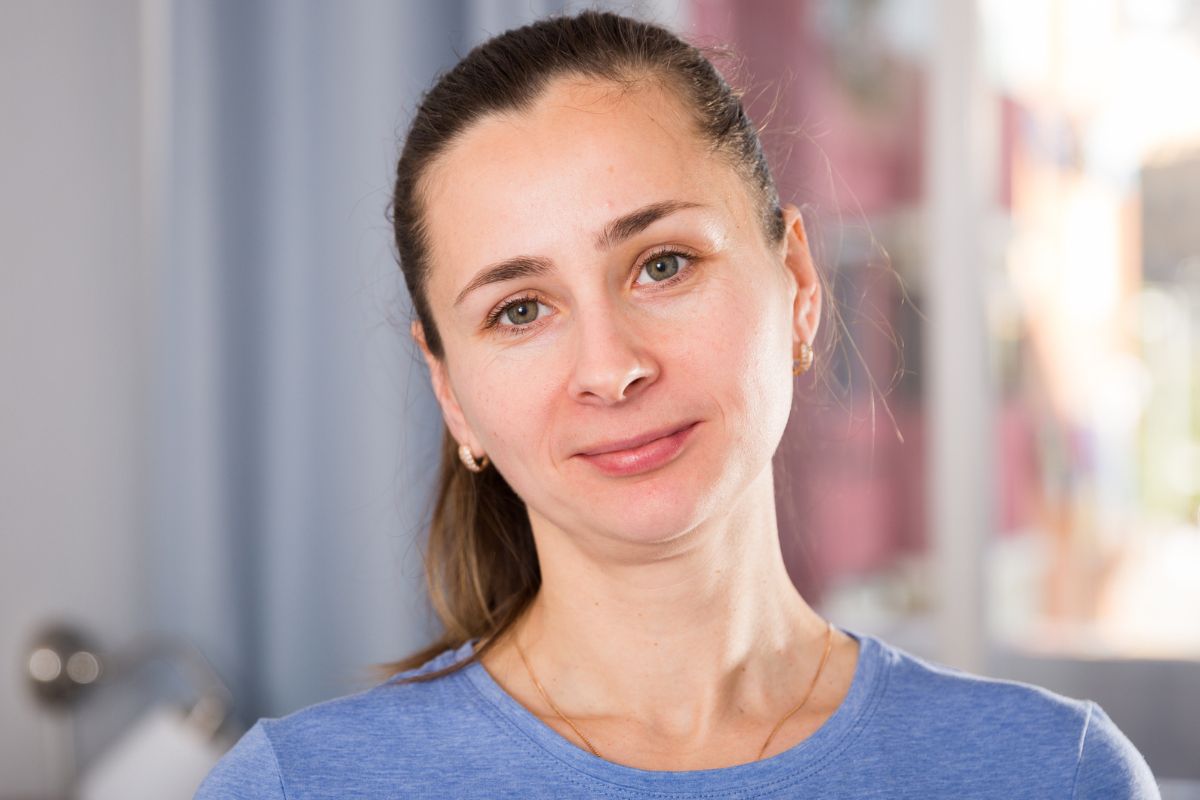 kobieta w niebieskiej bluzce