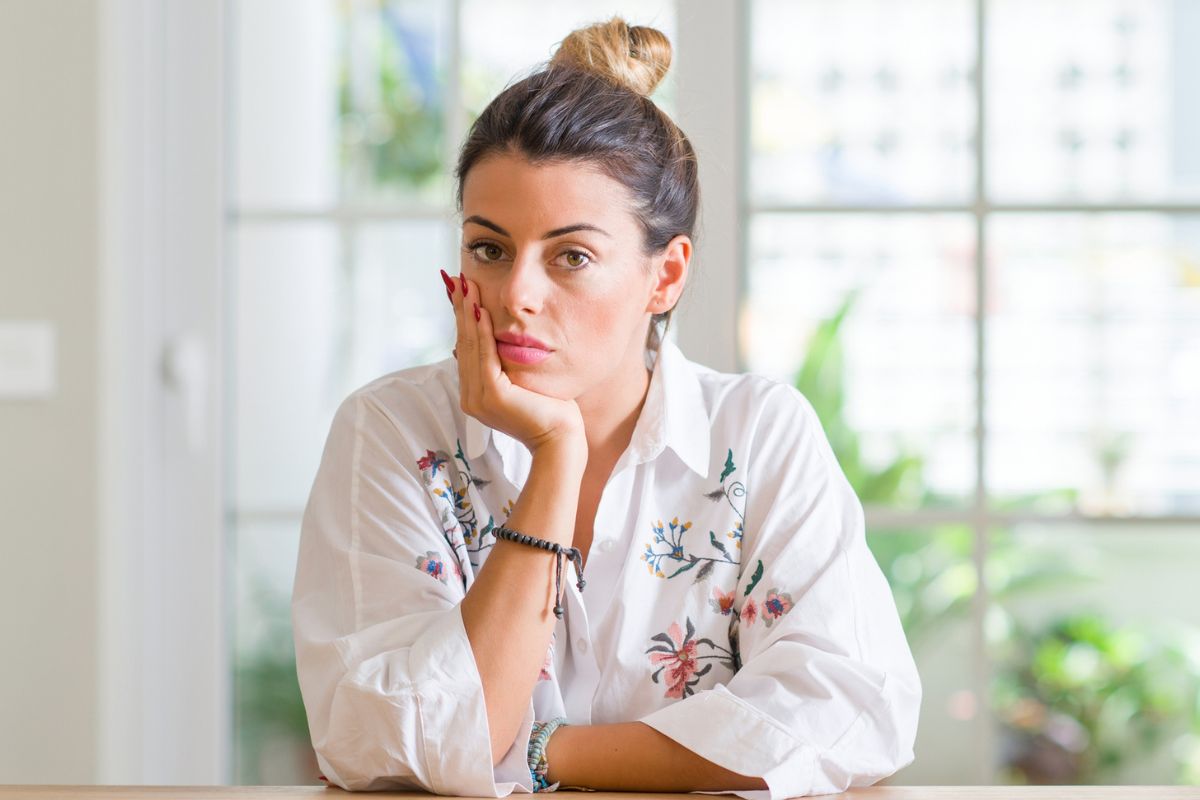 kobieta przy stole walentynki