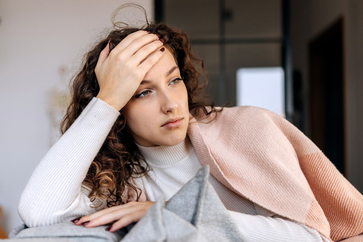 kobieta 30+ zamyślona i smutna