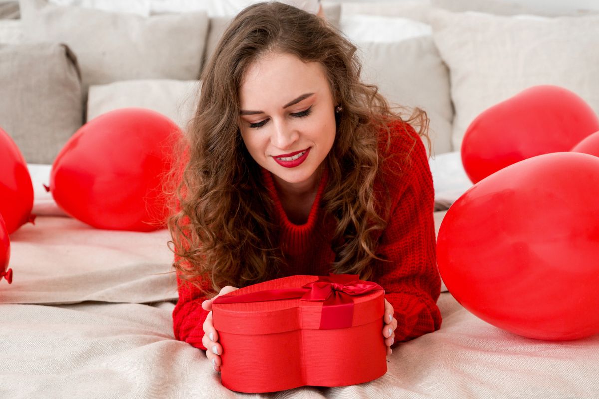 kobieta z prezentem walentynkowym