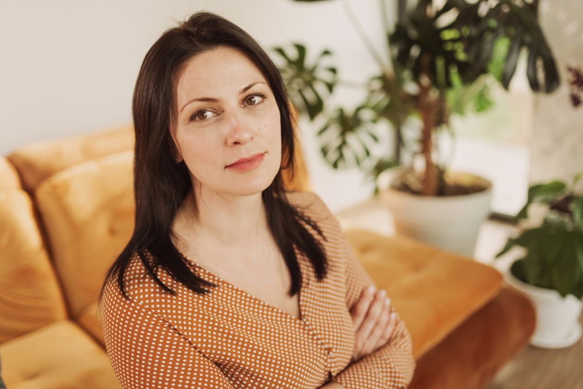 kobieta 40+ patrzy prosto w obiektyw aparatu