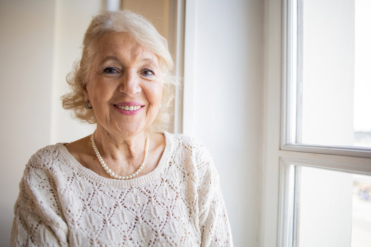 uśmiechnięta seniorka