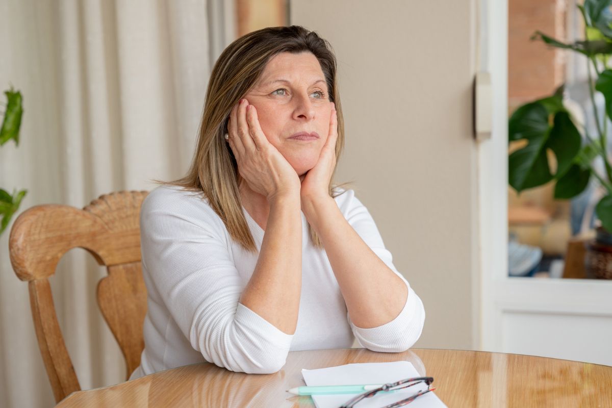kobieta 60+ zamyślona i smutna