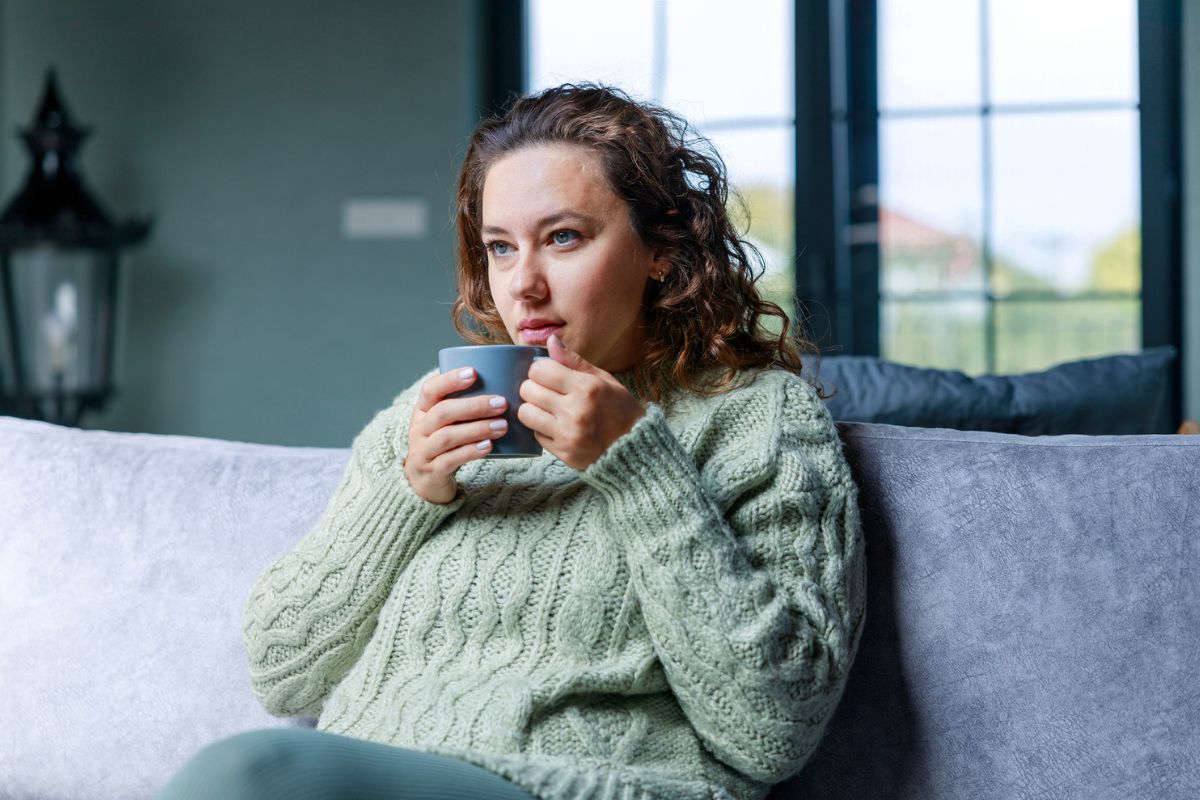 kobieta 30+ zamyślona i smutna