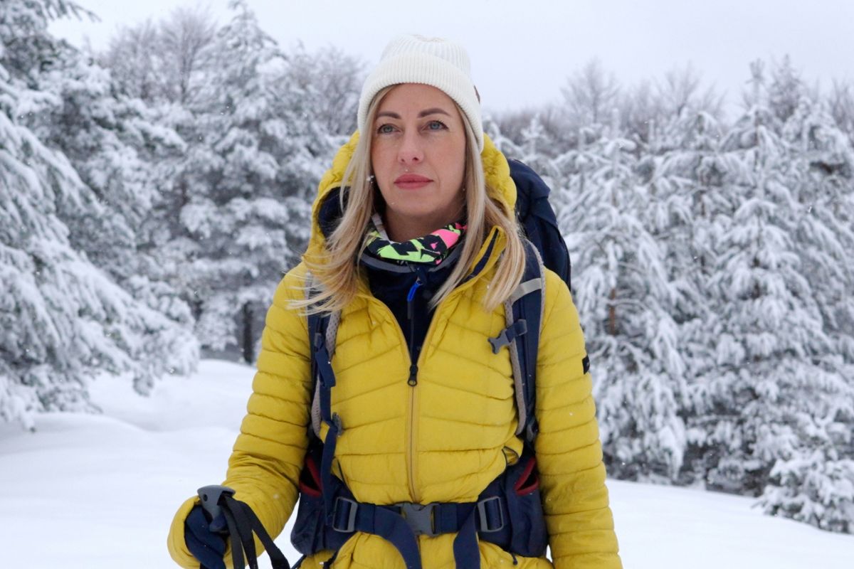 kobieta na zimowej wędrówce