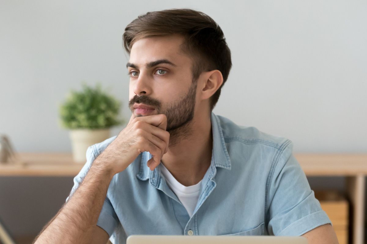 zamyślony mężczyzna walentynki