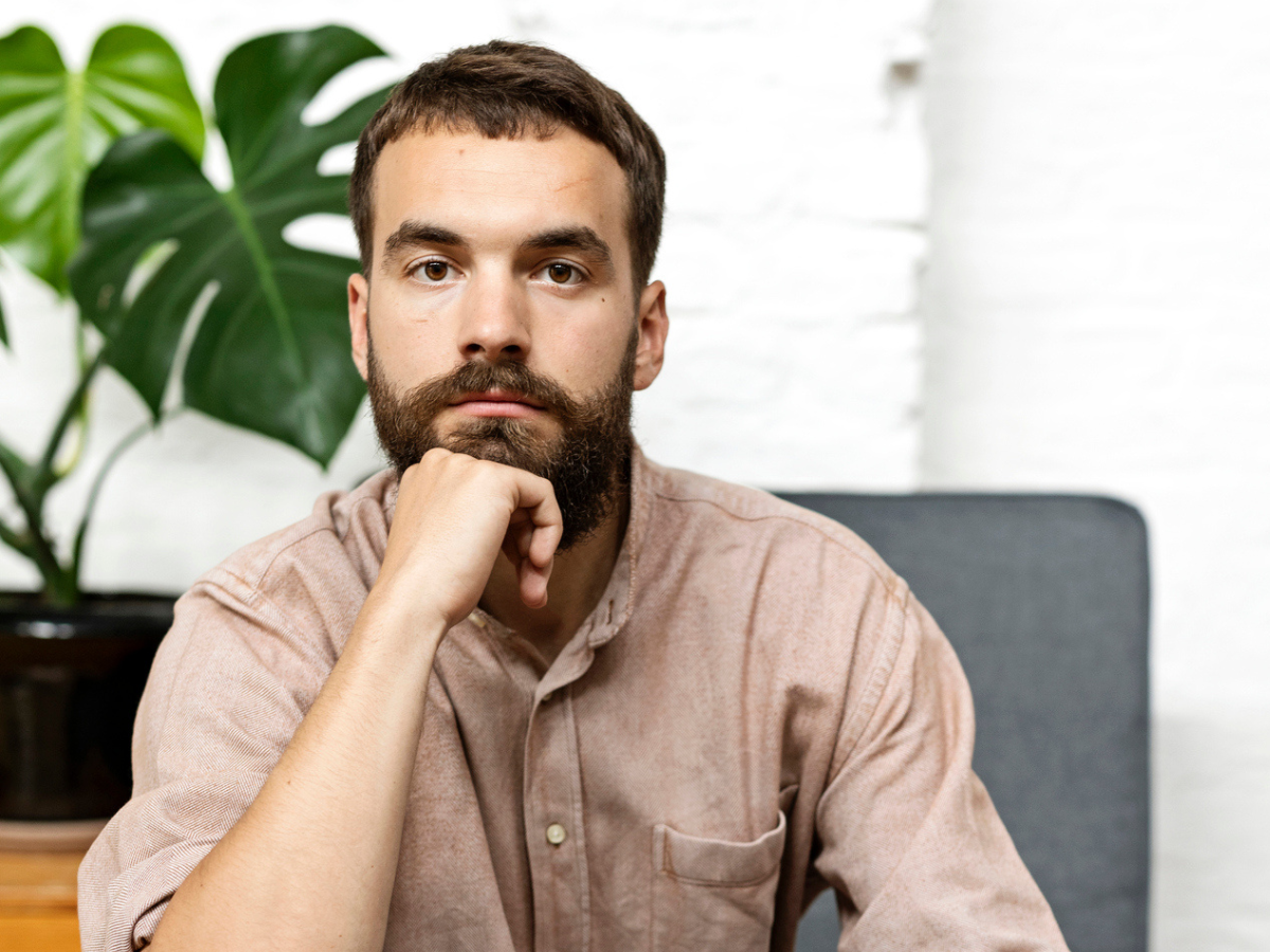 zamyślony mężczyzna