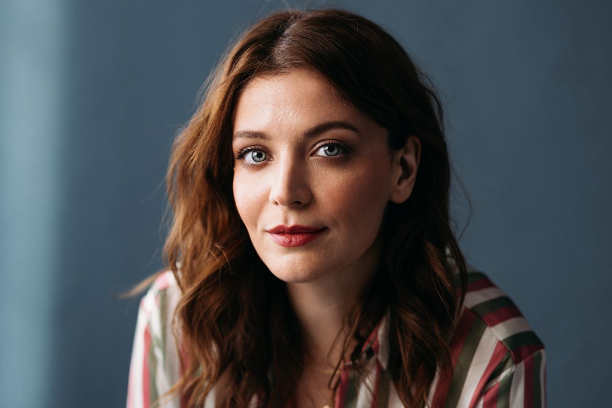 młoda kobieta w ciemnych włosach