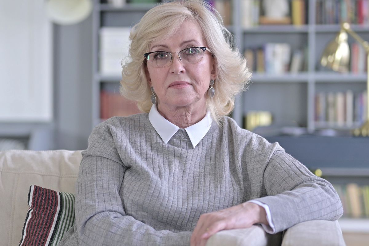 kobieta 60+ patrzy prosto w obiektyw aparatu