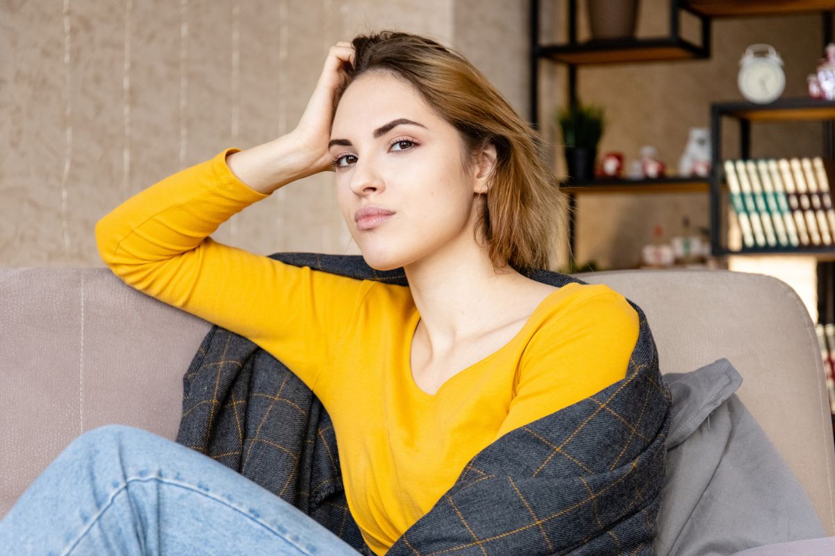 kobieta 30+ zamyślona i smutna