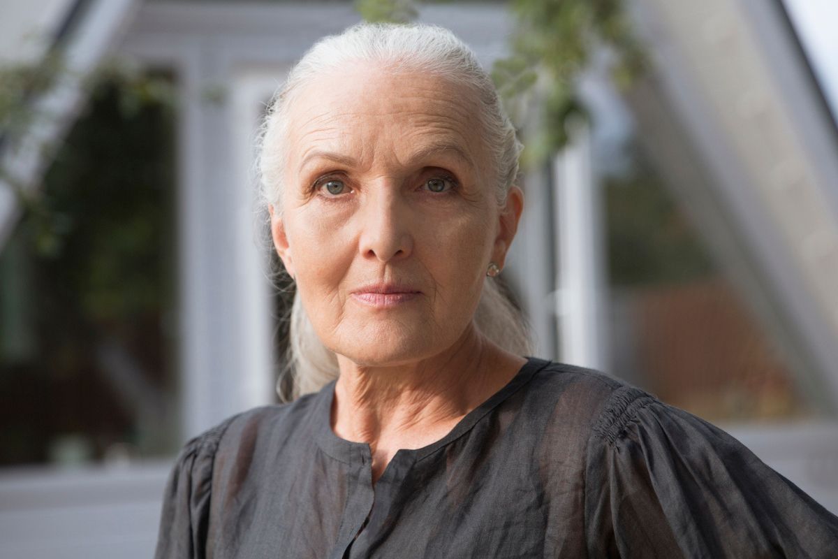 kobieta 60+ patrzy prosto w obiektyw aparatu