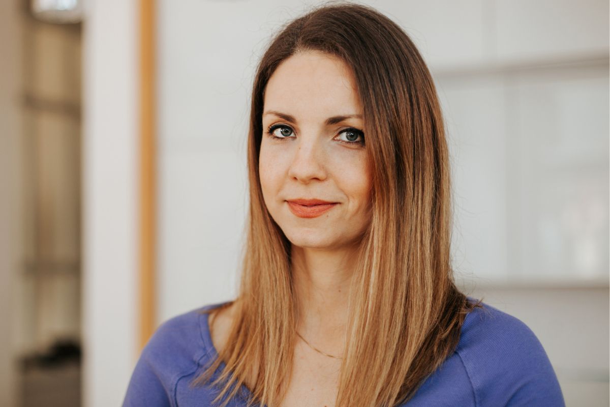 kobieta patrząca w obiektyw