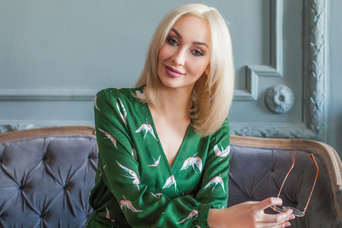 kobieta w luksusowym pokoju