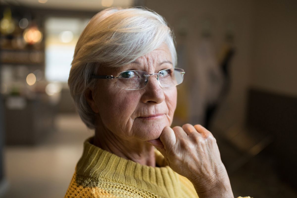 kobieta 60+ patrzy prosto w obiektyw aparatu