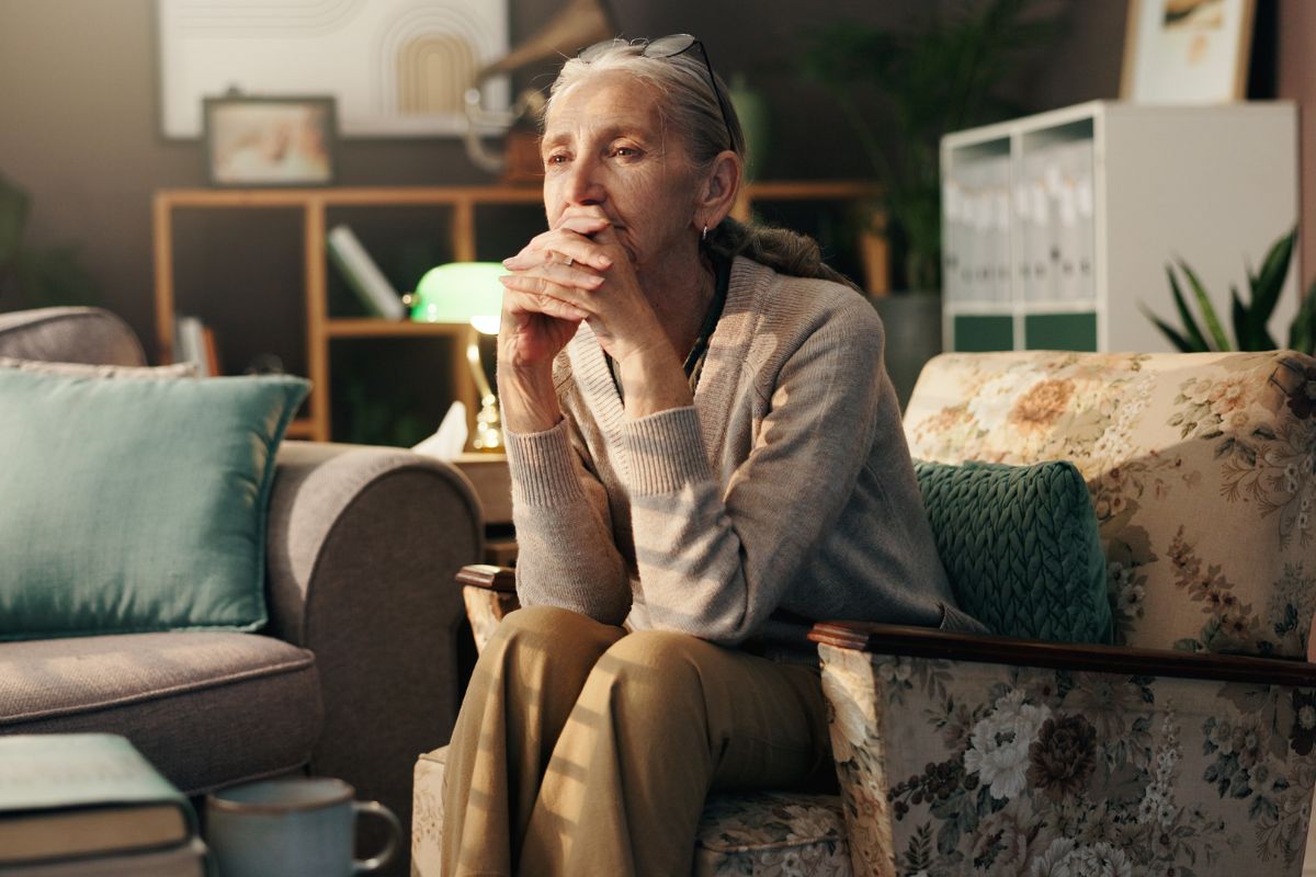 kobieta 60+ zamyślona i smutna