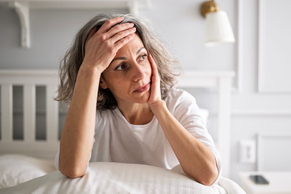 kobieta 40+ zamyślona i smutna