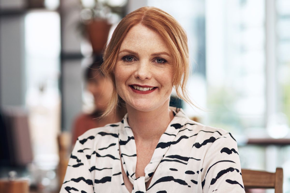 kobieta w rudych włosach