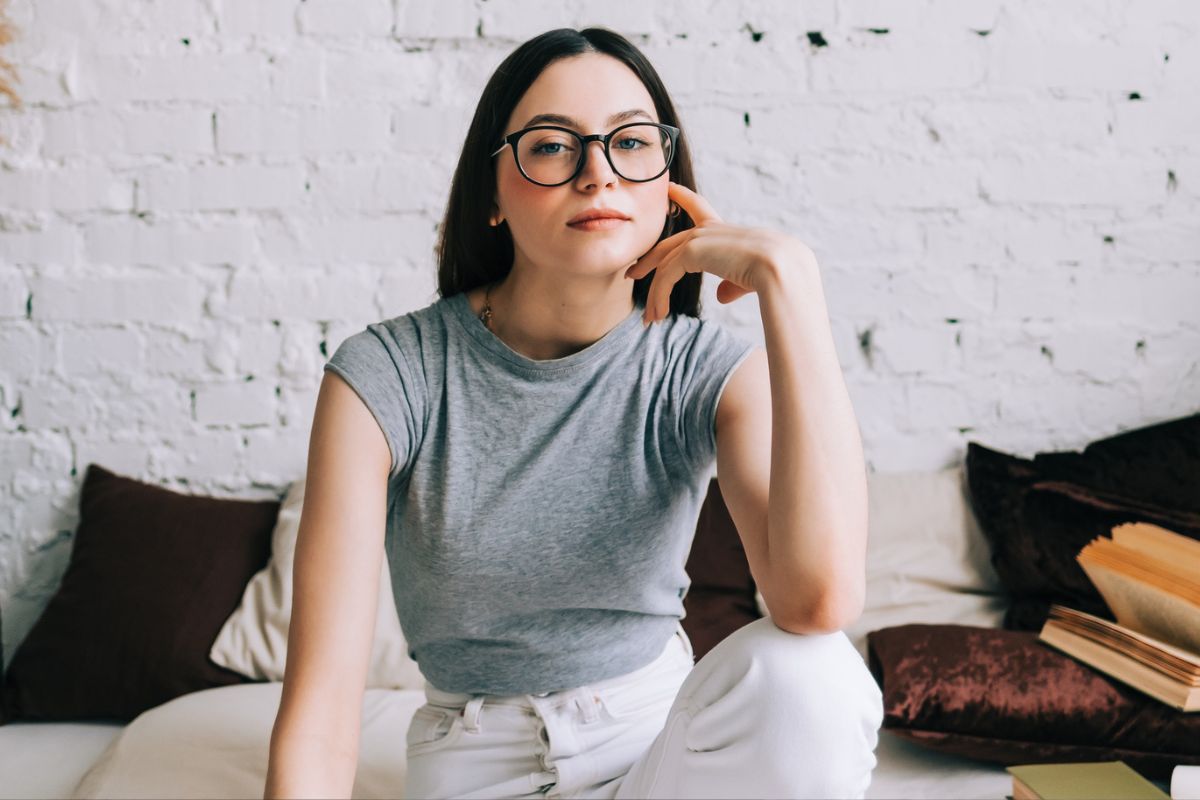 kobieta 30+ patrzy prosto w obiektyw aparatu