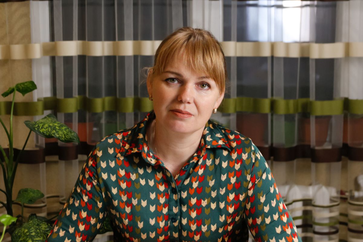 kobieta 40+ patrzy prosto w obiektyw aparatu