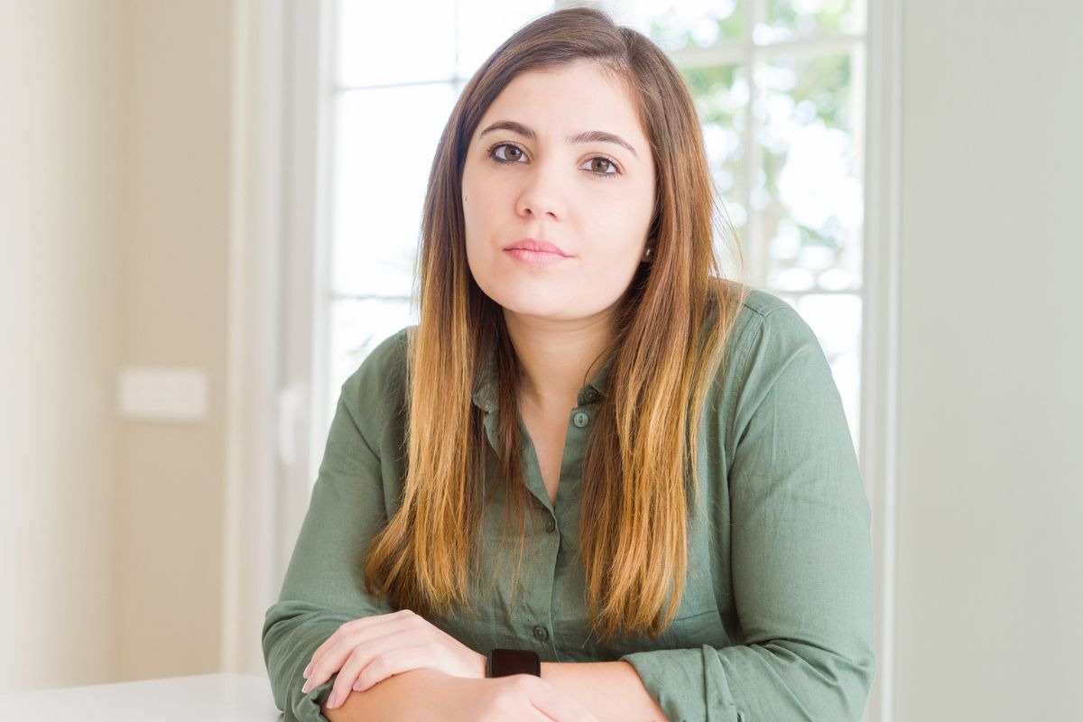 zamyślona kobieta w kuchni